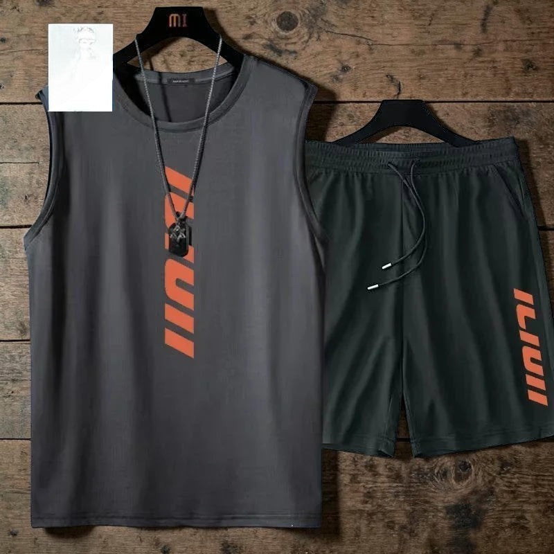 AKJ Fashion ensemble sport homme 2 pièces gris foncé et anthracite, t-shirt sans manches et short assorti avec logo orange, idéal pour l'entraînement.