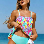 Ensemble tankini AKJ Fashion et bas de bain bleu aqua, imprimé tropical fuchsia et jaune, bretelles larges, coques intégrées. Confort et style estival.
