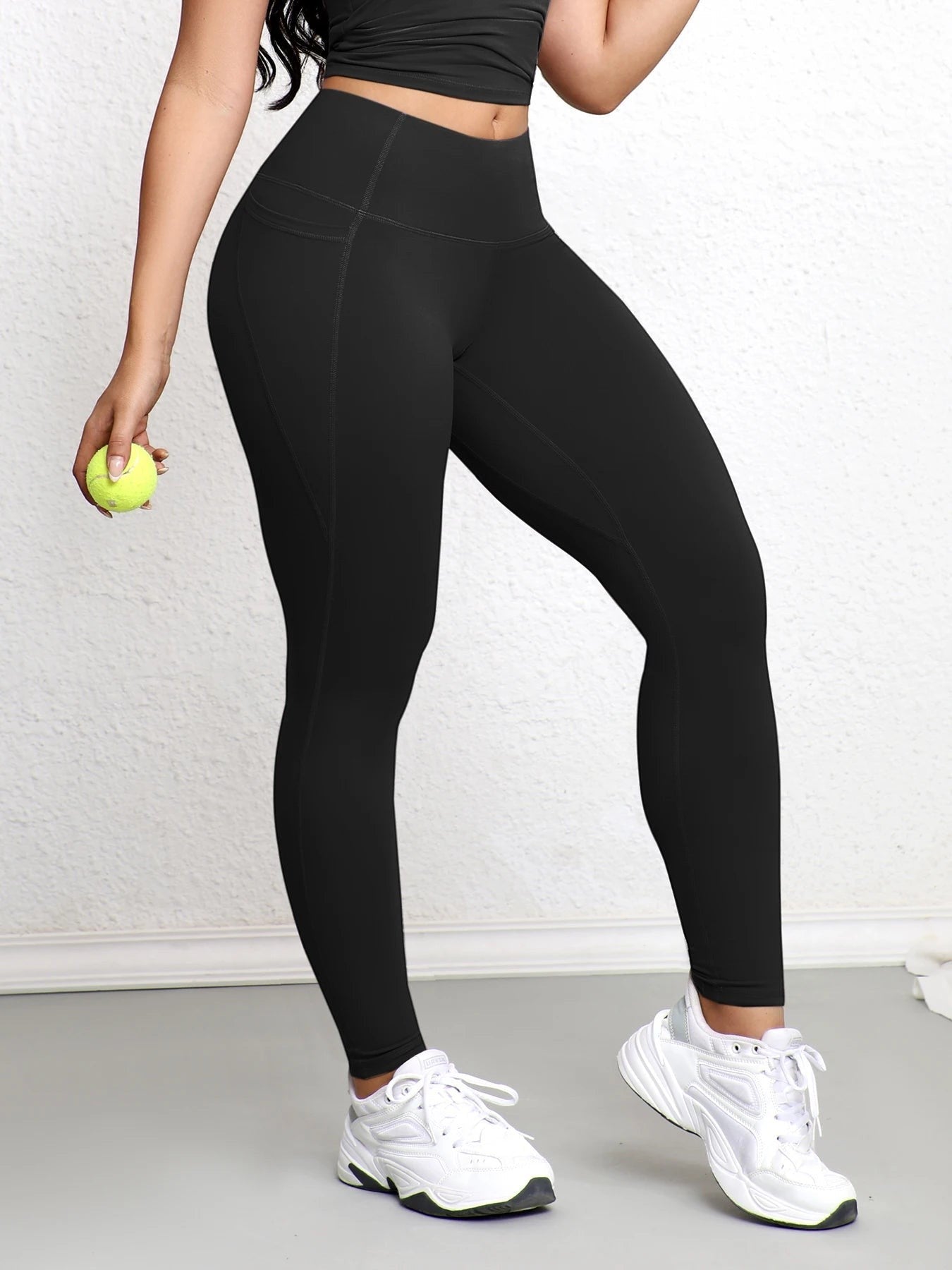 AKJ Fashion legging noir taille haute avec poches latérales, tissu résistant, coupe affinée pour le sport et le quotidien.