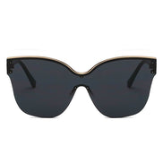 Lunettes de soleil oversize œil de chat AKJ Fashion, monture noire et dorée, verres fumés, style luxe contemporain.