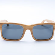 Lunettes de soleil AKJ Fashion Carver géométriques en bambou FSC, verres polarisés gris, pour visages larges.