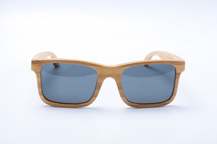 Lunettes de soleil AKJ Fashion Carver géométriques en bambou FSC, verres polarisés gris, pour visages larges.
