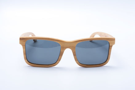 Lunettes de soleil AKJ Fashion Carver géométriques en bambou FSC, verres polarisés gris, pour visages larges.