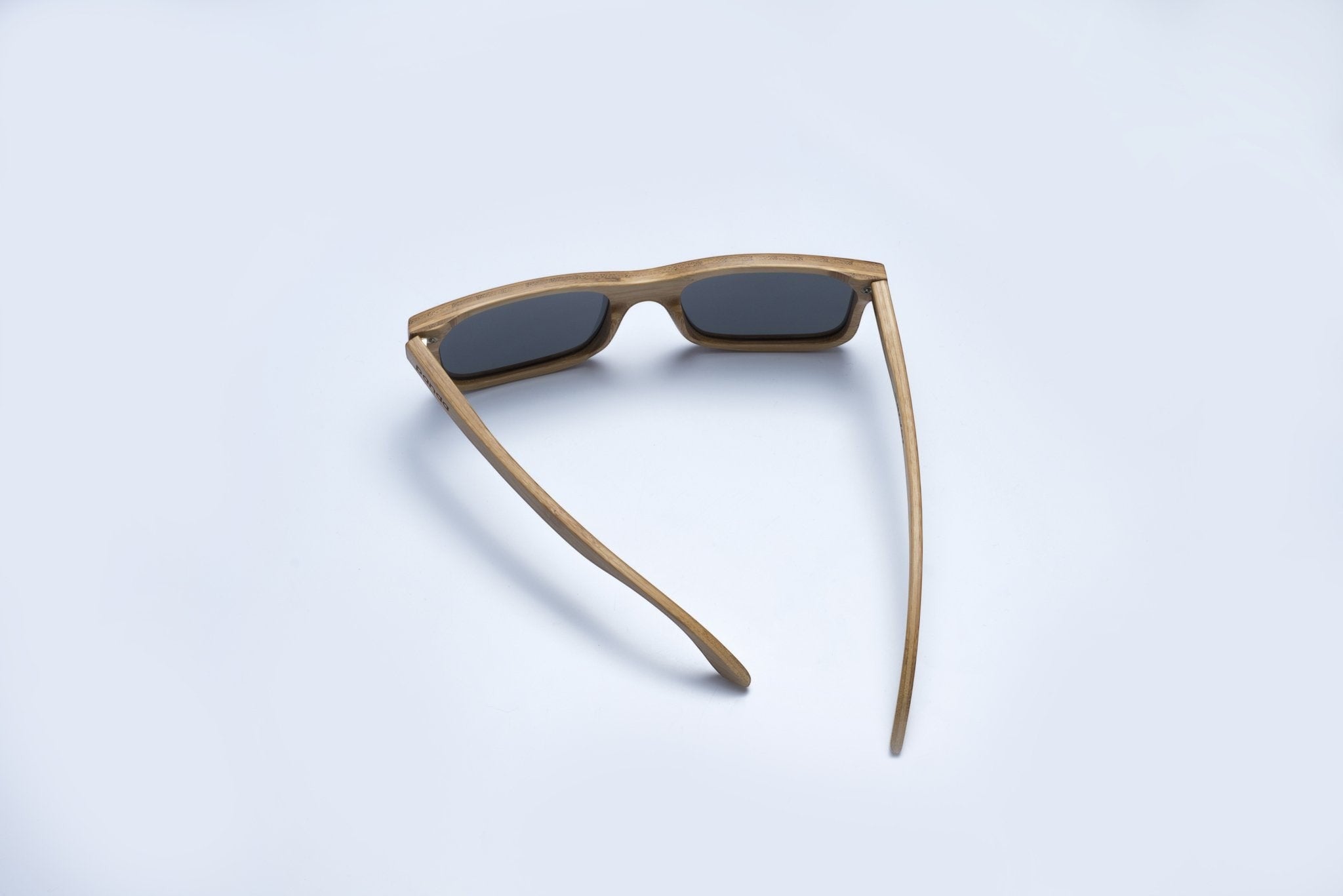 Lunettes de soleil AKJ Fashion Carver géométriques en bambou FSC, verres polarisés gris, pour visages larges.