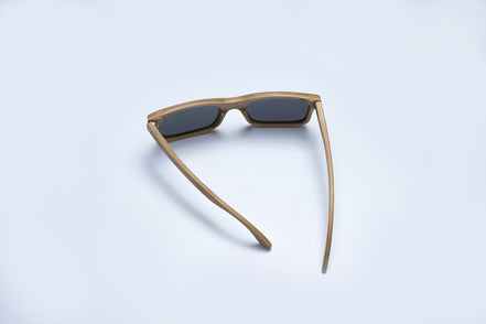 Lunettes de soleil AKJ Fashion Carver géométriques en bambou FSC, verres polarisés gris, pour visages larges.