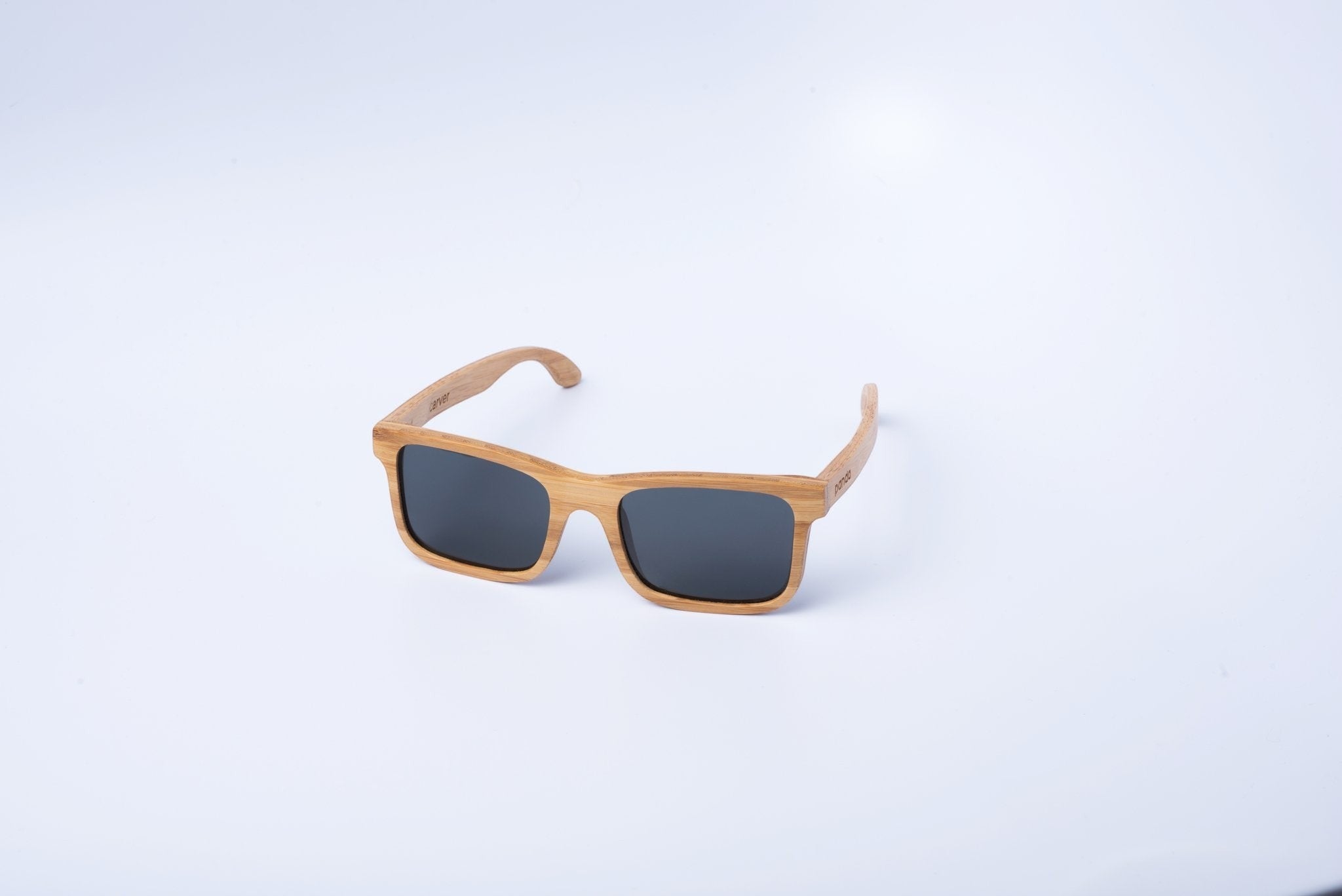 AKJ Fashion Lunettes de soleil Carver géométriques en bambou FSC, verres polarisés gris, pour visages larges.