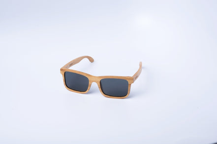 AKJ Fashion Lunettes de soleil Carver géométriques en bambou FSC, verres polarisés gris, pour visages larges.
