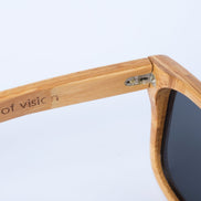Lunettes de soleil AKJ Fashion Carver en bambou naturel, style géométrique, verres polarisés gris.