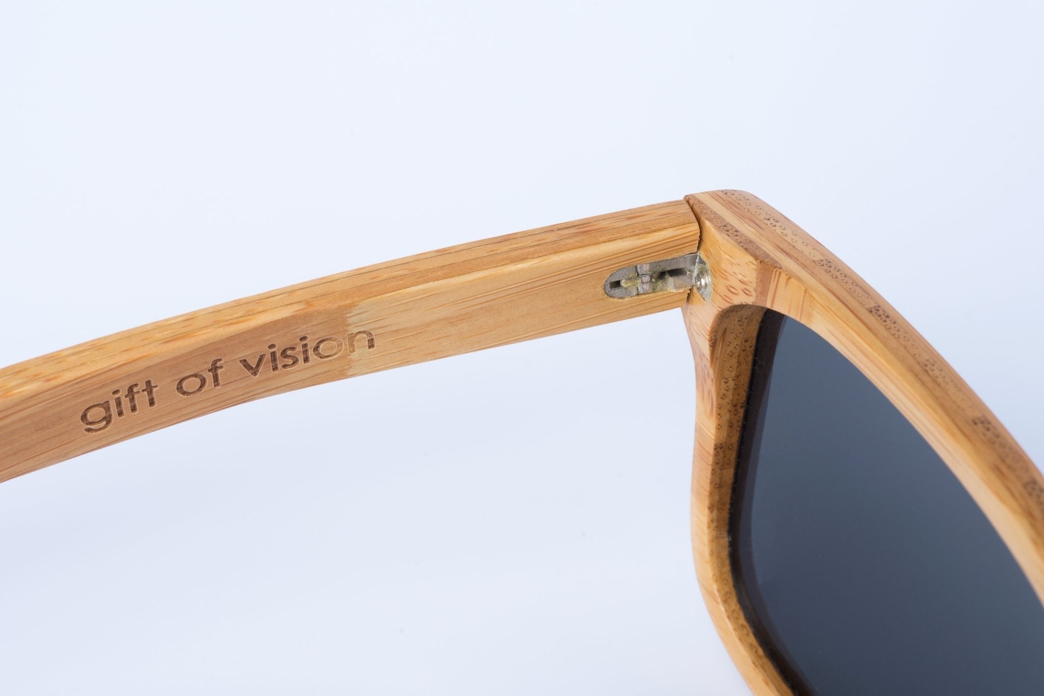 Lunettes de soleil AKJ Fashion Carver en bambou naturel, style géométrique, verres polarisés gris.