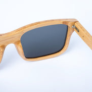 Lunettes de soleil AKJ Fashion Carver géométriques en bambou FSC, verres polarisés gris, pour visages larges.