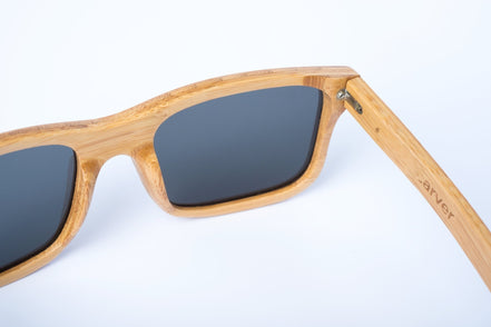 Lunettes de soleil AKJ Fashion Carver géométriques en bambou FSC, verres polarisés gris, pour visages larges.