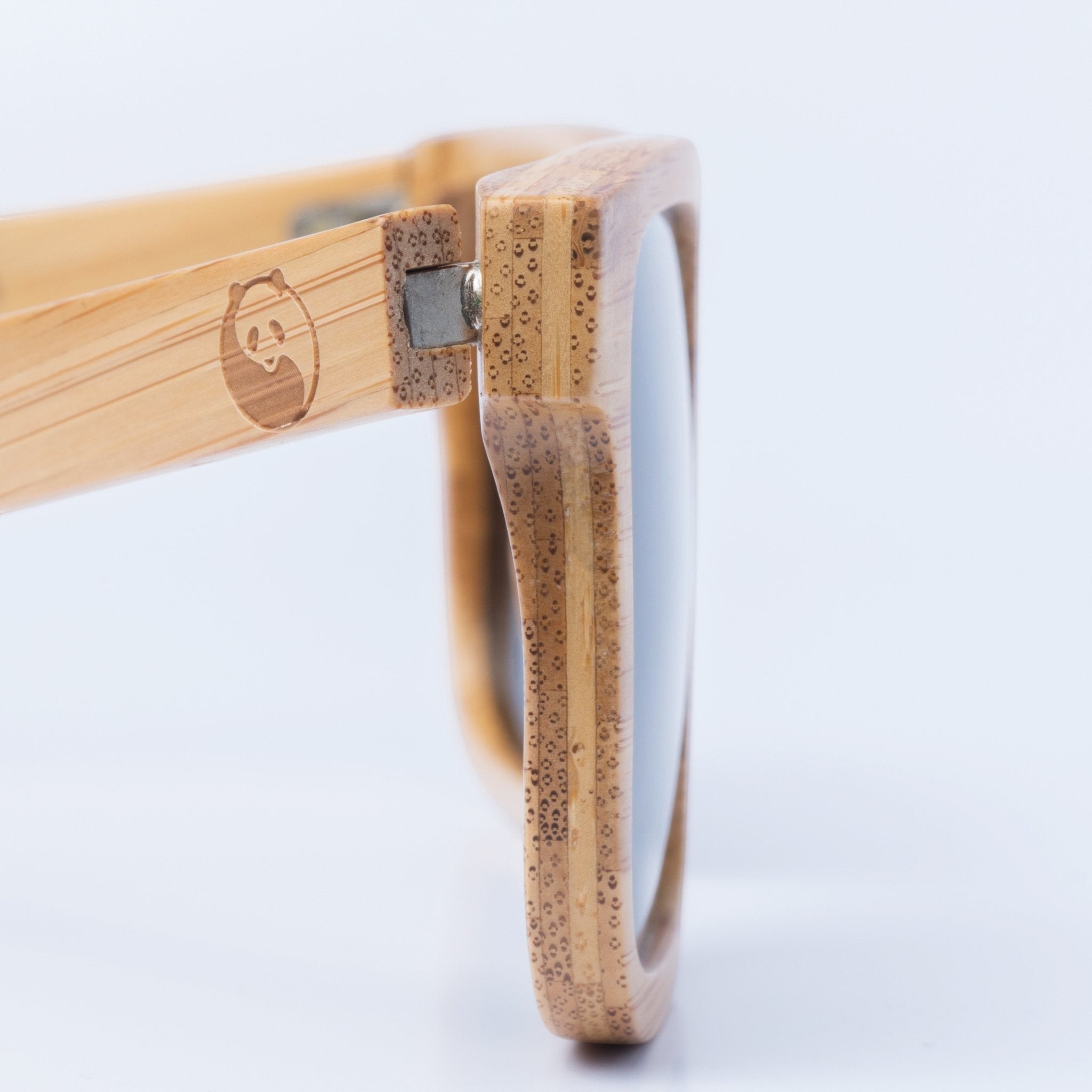 Lunettes de soleil AKJ Fashion Carver géométriques en bambou FSC, verres polarisés gris.