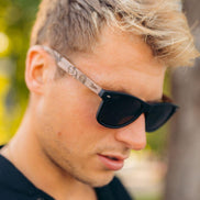 Lunettes de soleil AKJ Fashion en bois véritable, branches gravées motif Nazca, verres miroir noir polarisés UV400.