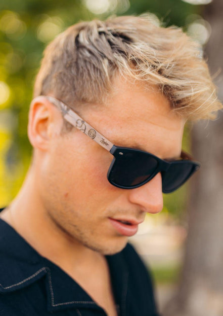 Lunettes de soleil AKJ Fashion en bois véritable, branches gravées motif Nazca, verres miroir noir polarisés UV400.