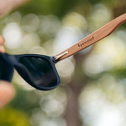AKJ Fashion Lunettes de soleil en bois véritable, branches gravées, verres polarisés UV400 miroir noir.