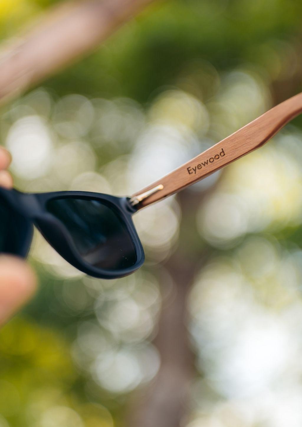 AKJ Fashion Lunettes de soleil en bois véritable, branches gravées, verres polarisés UV400 miroir noir.