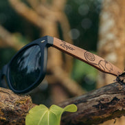 Lunettes de soleil AKJ Fashion en bois véritable, branches gravées motif Nazca, verres noirs polarisés UV400.