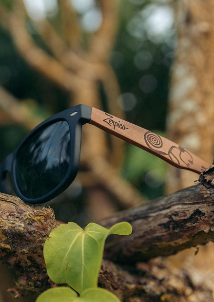 Lunettes de soleil AKJ Fashion en bois véritable, branches gravées motif Nazca, verres noirs polarisés UV400.