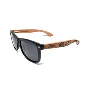 Lunettes de soleil AKJ Fashion en bois véritable, monture noire, verres polarisés UV400 miroir noir, branches gravées uniques.