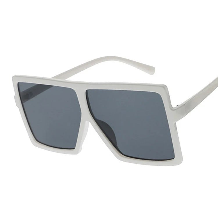 Lunettes de soleil carrées blanches AKJ Fashion pour femme, verres miroir gris, monture plastique légère, style tendance.