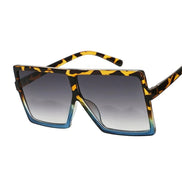 Lunettes de soleil AKJ Fashion carrées écaille de tortue avec verres miroir dégradé bleu, monture plastique légère.
