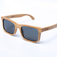 Lunettes de soleil AKJ Fashion Carver géométriques en bambou FSC avec verres polarisés gris.