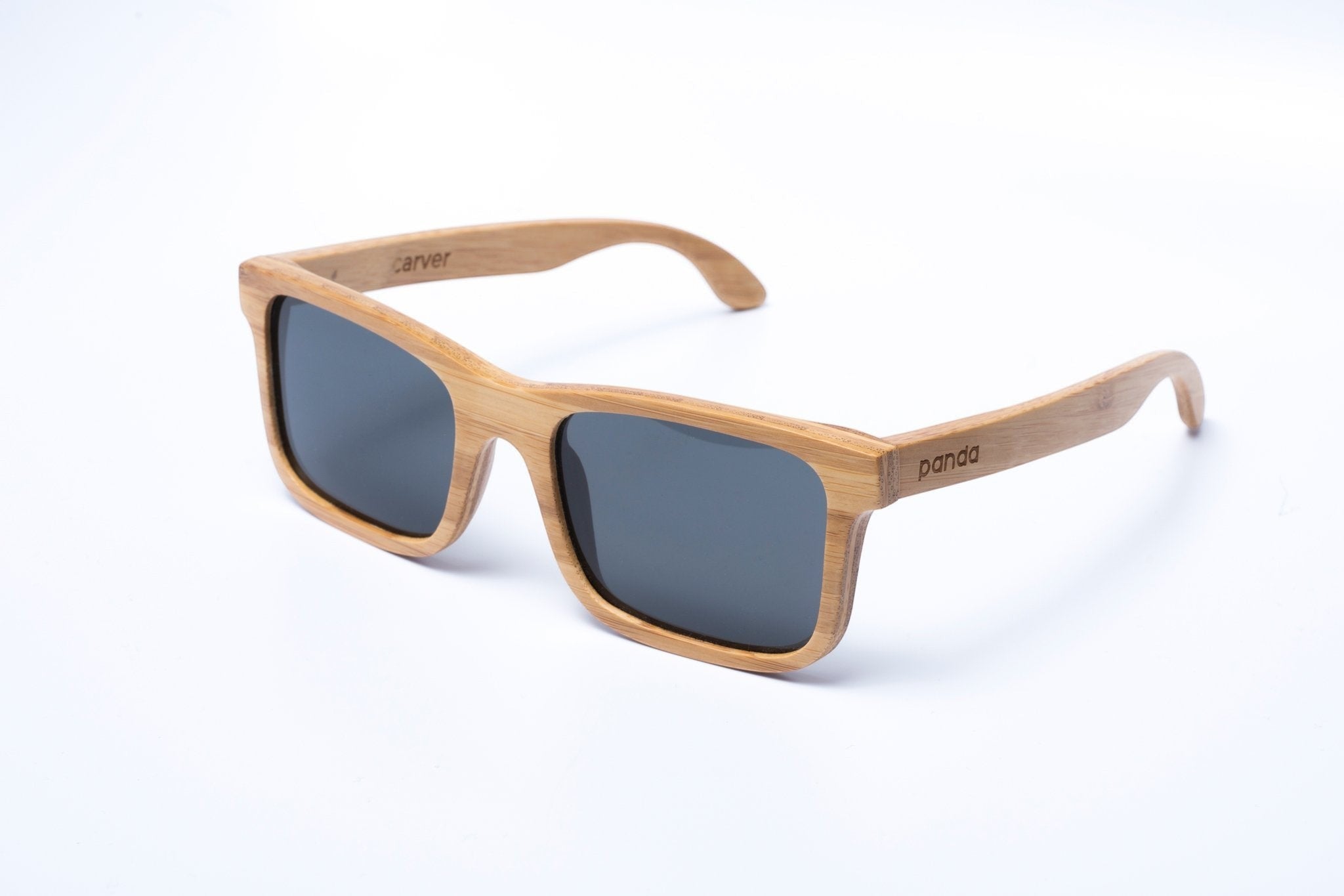 Lunettes de soleil AKJ Fashion Carver géométriques en bambou FSC avec verres polarisés gris.