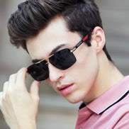 AKJ Fashion lunettes de soleil homme rectangle K-7719, monture aluminium dorée, verres polarisés noirs UV400.