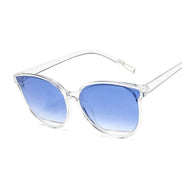Lunettes de soleil AKJ Fashion rétro cat-eye bleues, monture plastique transparente, verres miroir dégradé.