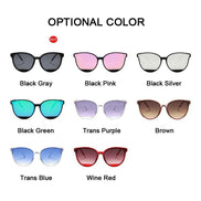 Lunettes de soleil rétro AKJ Fashion, monture plastique noire, verres miroir roses, forme cat-eye, style 70s.
