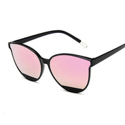 Lunettes de soleil AKJ Fashion rétro cat-eye, monture noire en plastique, verres miroir roses dégradés.