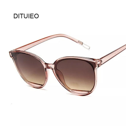 Lunettes de soleil AKJ Fashion rétro cat-eye en plastique rose avec verres miroir dégradé marron.