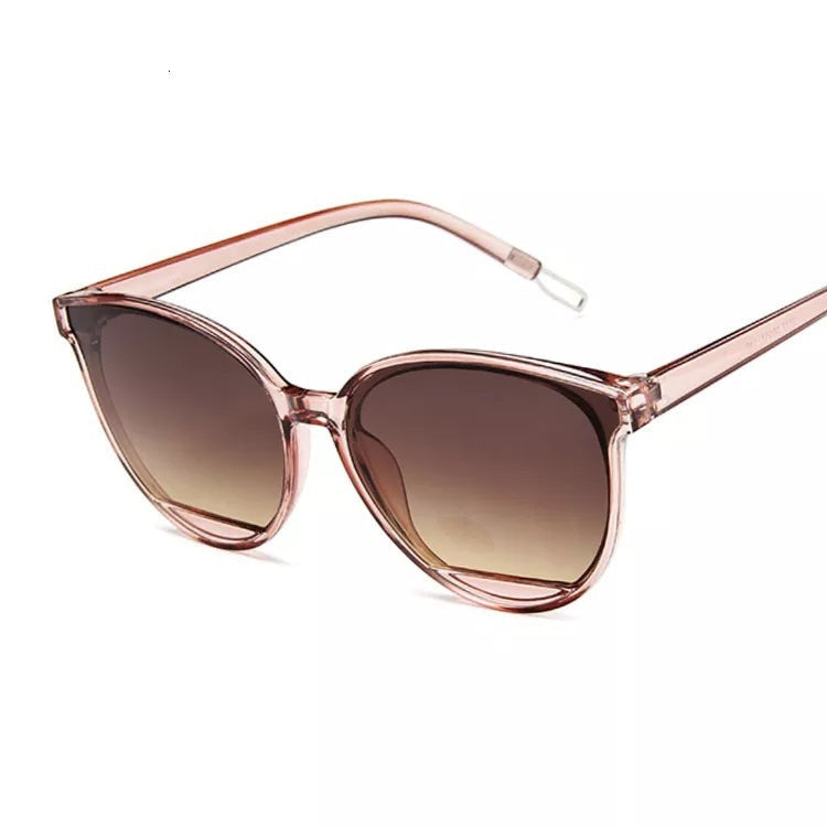Lunettes de soleil AKJ Fashion rétro cat-eye rose translucide avec verres dégradés marron miroir.
