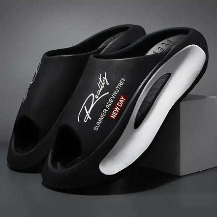 AKJ Fashion pantoufles unisexes noires et blanches avec inscription "Reality New Day". Design moderne et confortable.