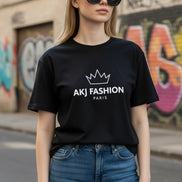 AKJ Fashion Paris t-shirt noir en coton pour femme, coupe décontractée, logo blanc, style urbain décontracté.