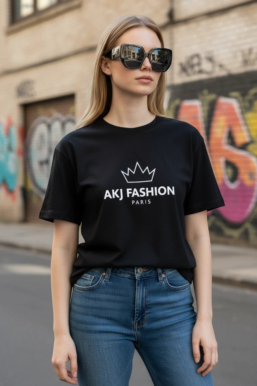 AKJ Fashion Paris t-shirt noir en coton pour femme, coupe décontractée, logo blanc, style urbain décontracté.