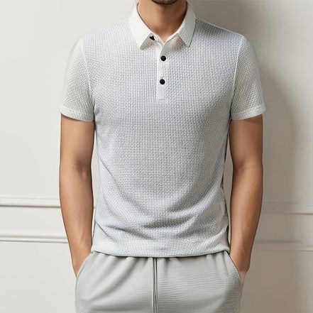 Polo AKJ Fashion homme blanc à manches courtes, col à boutons, texture tissée, coupe moderne, idéal été.