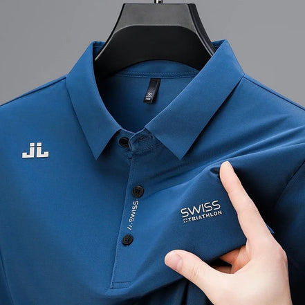 Polo bleu marine AKJ Fashion en coton respirant, col à revers, 2 boutons, logo JL sur la poitrine et inscription Swiss Triathlon sur la manche.