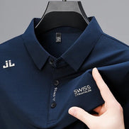 Polo bleu marine AKJ Fashion pour homme en coton respirant, col à boutons, logo JL sur la poitrine et inscription Swiss Triathlon sur la manche.