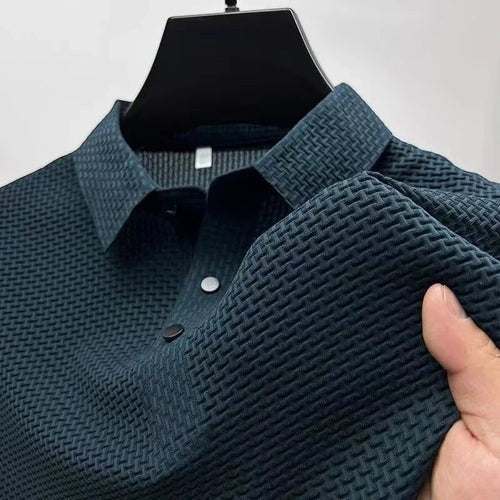 Polo AKJ Fashion bleu foncé texturé, manches courtes, col à boutons, idéal pour l'été.