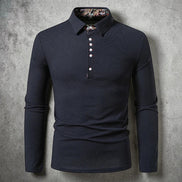 Polo AKJ Fashion bleu marine à manches longues, col polo orné d'un motif cachemire, 4 boutons blancs, coupe ajustée.