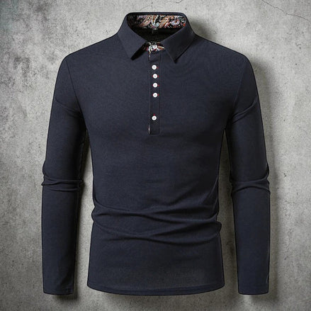 Polo AKJ Fashion bleu marine à manches longues, col polo orné d'un motif cachemire, 4 boutons blancs, coupe ajustée.