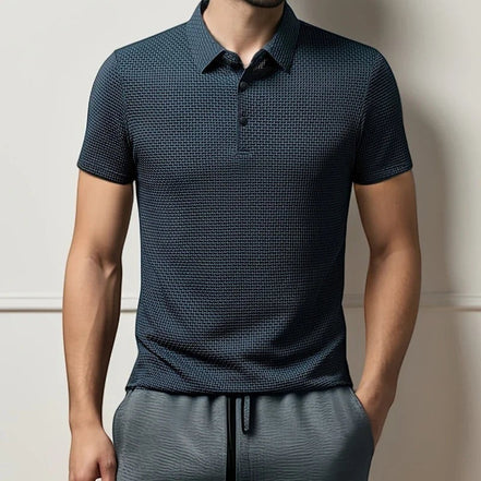 Polo AKJ Fashion bleu marine à manches courtes avec un motif texturé discret, col classique et boutons. Confortable et respirant.