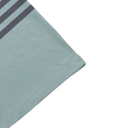 Polo AKJ Fashion bleu sarcelle avec rayures grises sur le haut, col polo, coton léger pour l'été.