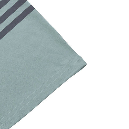 Polo AKJ Fashion bleu sarcelle avec rayures grises sur le haut, col polo, coton léger pour l'été.