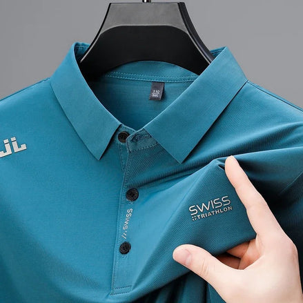 Polo bleu canard AKJ Fashion en coton respirant, col à boutons, manches courtes avec inscription SWISS TRIATHLON.