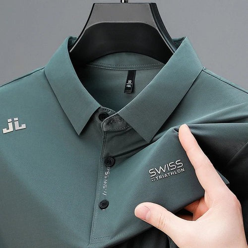 Polo AKJ Fashion bleu canard en coton respirant, col classique, manches courtes, logo JL sur poitrine et inscription Swiss Triathlon sur manche.