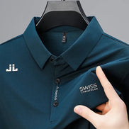 Polo AKJ Fashion bleu canard en coton respirant, col à boutons, manches courtes avec logo Swiss Triathlon.