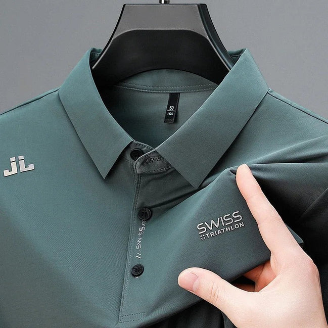Polo AKJ Fashion bleu sarcelle en coton respirant, col à revers, manches courtes, logo JL sur la poitrine et inscription "SWISS TRIATHLON" sur la manche.