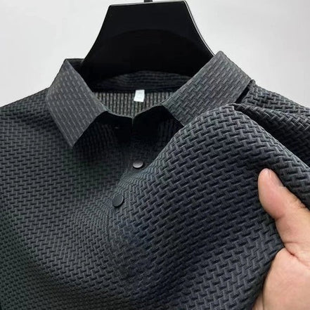 Polo AKJ Fashion homme gris anthracite à manches courtes, col chemise, texture tissée, 100% coton léger, idéal été.